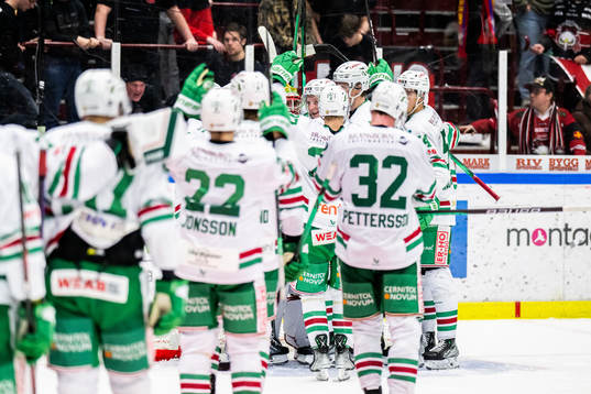 Rögles spelare jublar med målvakt Christoffer Rifalk