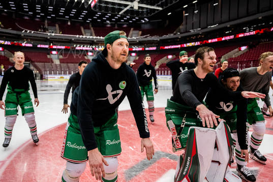 Rögles Linus Sandin och målvakt Christoffer Rifalk jublar
