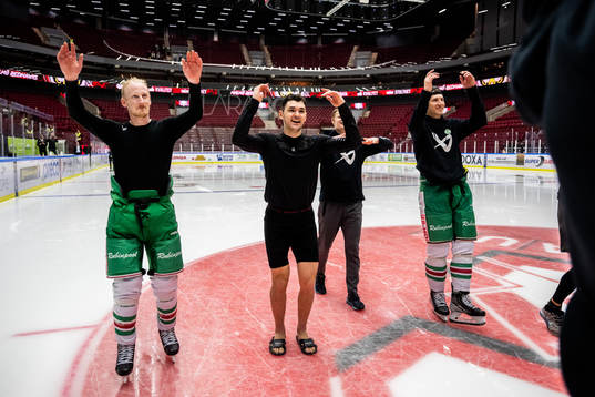 Rögles Simon Hjalmarsson och Brady Ferguson jublar