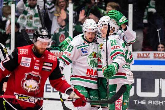 Rögles Adam Tambellini jublar med Oskar Stål-Lyrenäs och