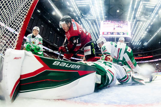 Malmö Redhawks Emil Sylvegård oroar mot Rögles Adam