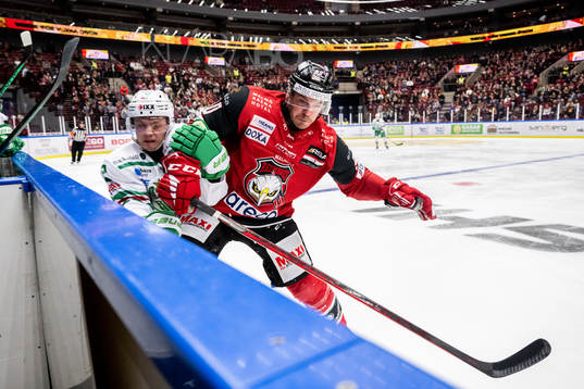 Rögles Samuel Jonsson och Malmö Redhawks Lance Bouma