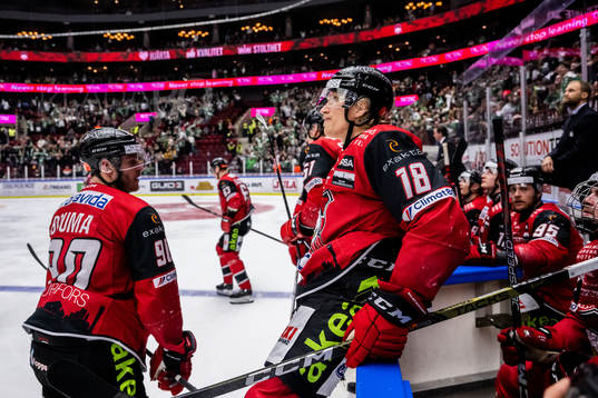Malmö Redhawks Lance Bouma och Marcus Sylvegård deppar
