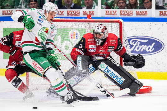 Rögles Anton Bengtsson oroar mot Malmö Redhawks målvakt