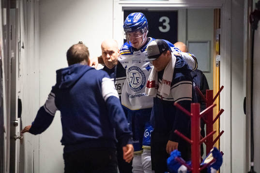 Leksands Carter Ashton har ont och lämnar isen