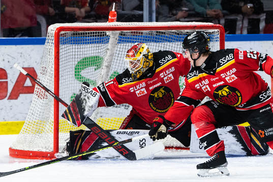 Leksands Patrik Zackrisson (ej i bild) sätter 0-2 bakom