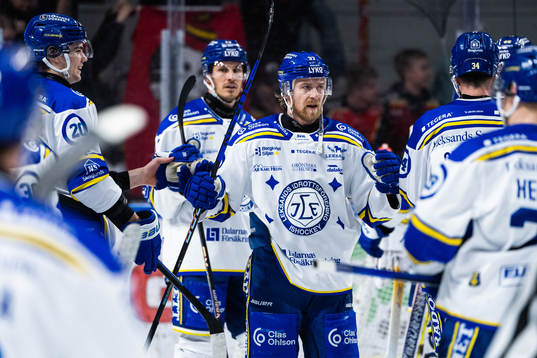 Leksands Anton Lindholm jublar med lagkamrater