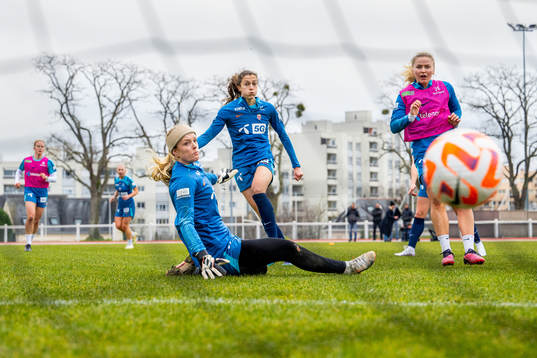Goalkeeper Guro Pettersen, Emma Stølen Godø and Anna