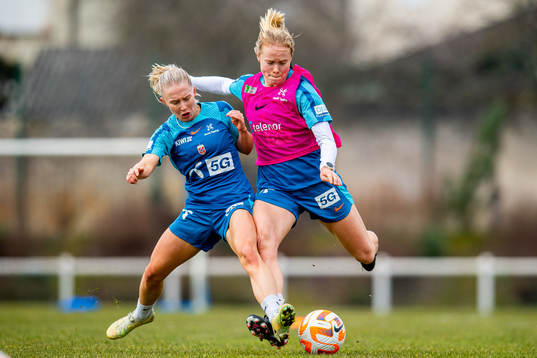 Thea Bjelde and Julie Blakstad of the Norwegian women's