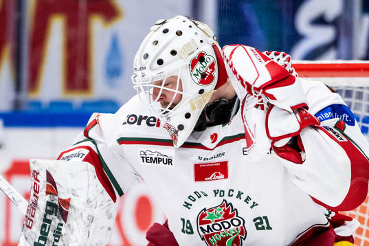 Modos målvakt Tex Williamsson träffas av en puck på
