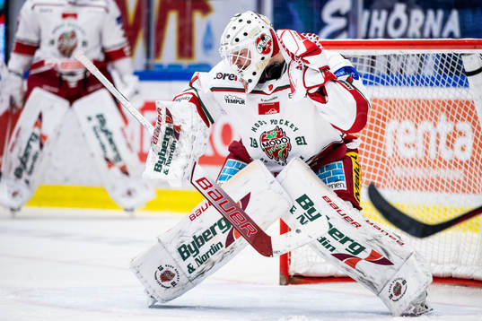 Modos målvakt Tex Williamsson träffas av en puck på