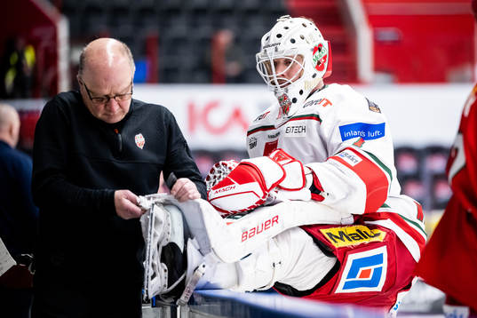 Modos målvakt Tex Williamsson får hjälp med sin skridsko