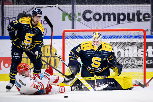 Södertäljes Johan Ivarsson och målvakt Nikita Talapila