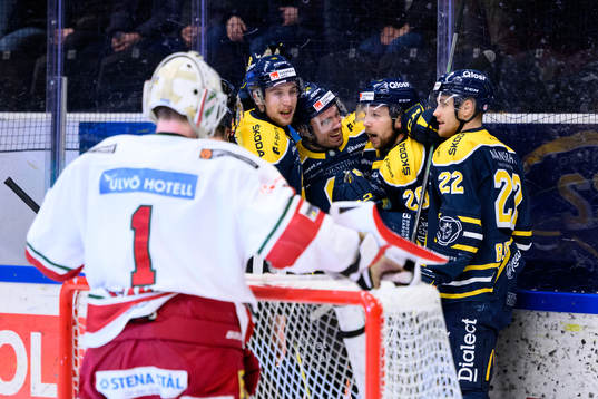 Södertäljes Emil Alba jublar