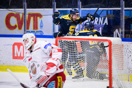 Södertäljes Jacob Dahlström och Emil Alba jublar