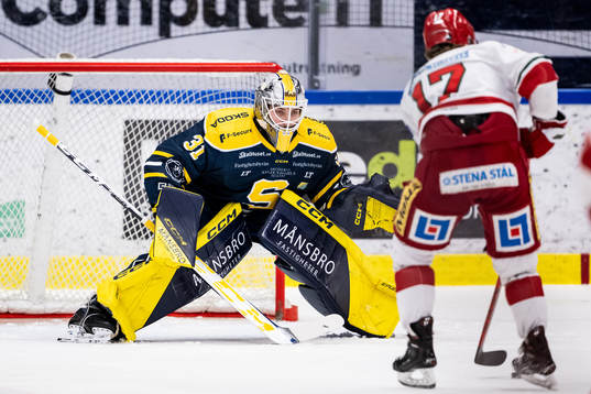 Södertäljes målvakt Nikita Talapila och Modos Riley Woods
