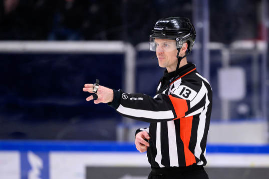 Domare Stefan Johansson dömer 2-1 till Södertälje