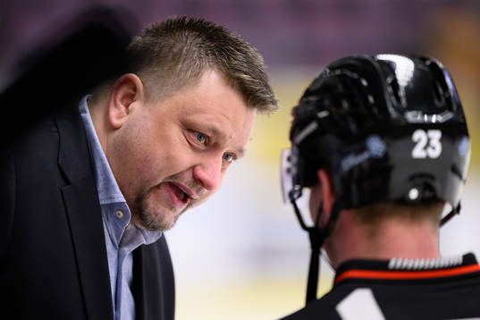 Modos tränare Mattias Karlin pratar med domaren