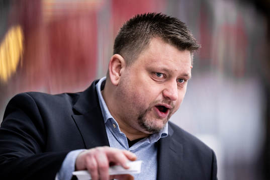 Modos tränare Mattias Karlin
