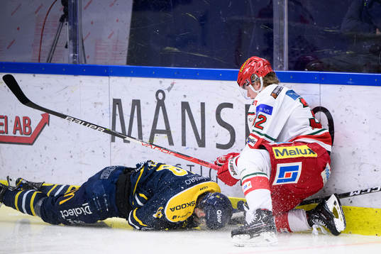Modos Theodor Niederbach tacklar Södertäljes Linus Videll