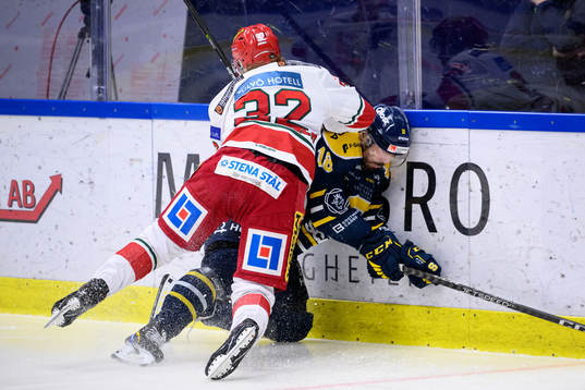 Modos Theodor Niederbach tacklar Södertäljes Linus Videll