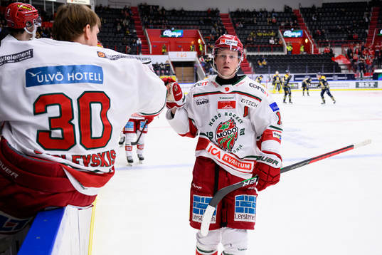 Modos Erik Karlsson jublar