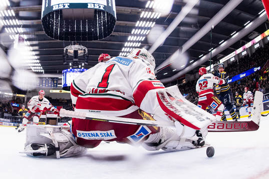 Modos målvakt Tex Williamsson räddar ett skott