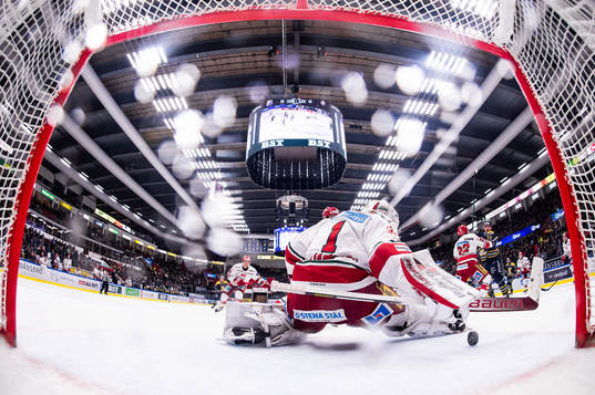 Modos målvakt Tex Williamsson räddar ett skott