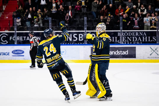 Södertäljes Jacob Dahlström och målvakt Nikita Talapila
