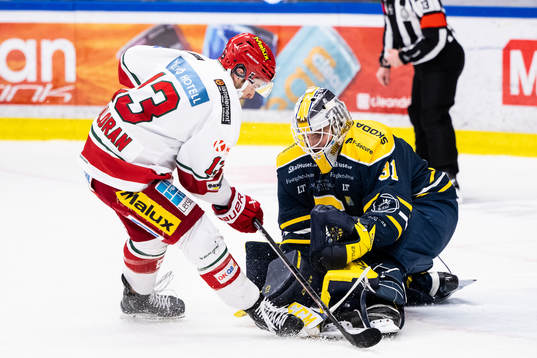 Modos Nicholas Halloran och Södertäljes målvakt Nikita