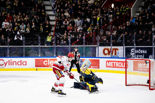 Modos Daniel Brickley och Södertäljes målvakt Nikita