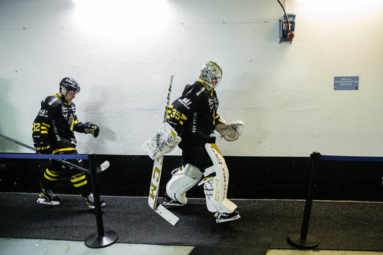 s Zion Nybeck och målvakt Niklas Lundström
