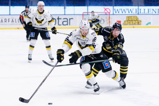 Västerås Emil Aronsson och AIKs Christian Sandberg