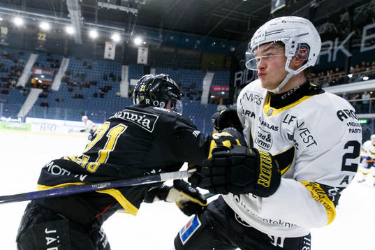 AIKs Christian Sandberg och Västerås Simon Robertsson