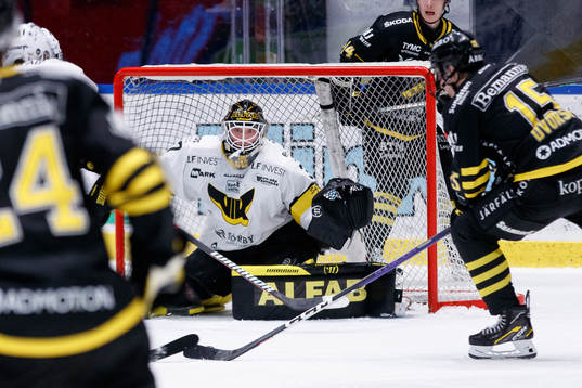 AIKs Dalibor Dvorsky gör 3-2 på Västerås målvakt Johan