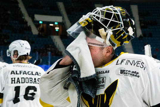 Västerås målvakt Johan Gustafsson deppar