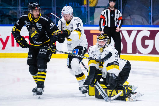 Västerås målvakt Johan Gustafsson med en räddning