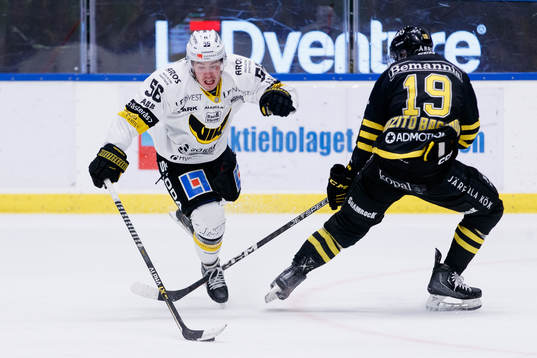 Västerås Alexander Lunsjö och AIKs Daniel Muzito-Bagenda