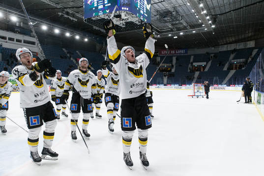 Västerås spelare jublar