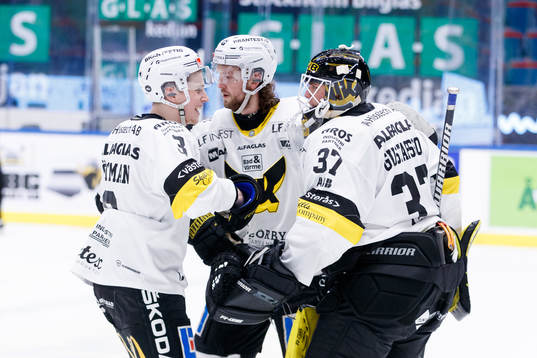 Västerås målvakt Johan Gustafsson jublar