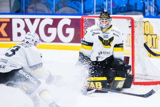 Västerås målvakt Johan Gustafsson med en räddning