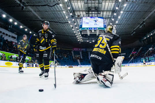 s Christian Sandberg och målvakt Niklas Lundström deppar