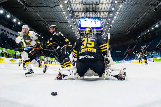 s målvakt Niklas Lundström
