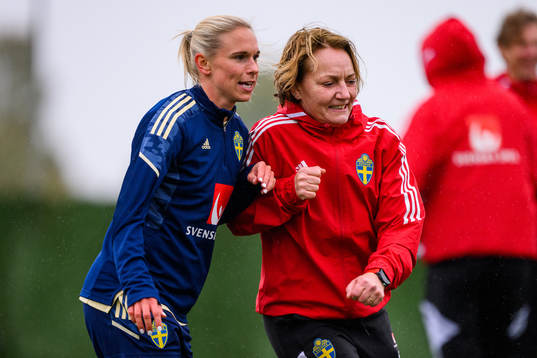 Jonna Andersson and physiotherapist Annica Näsmark of the