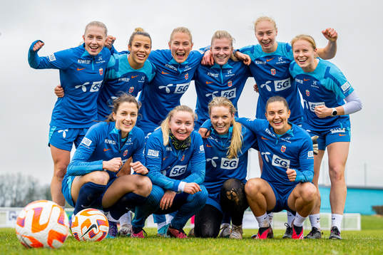Bläddra bland fler bilder av Football, Norway, Women, training