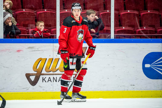 Malmö Redhawks Nuutti Viitasalo värmer upp innan