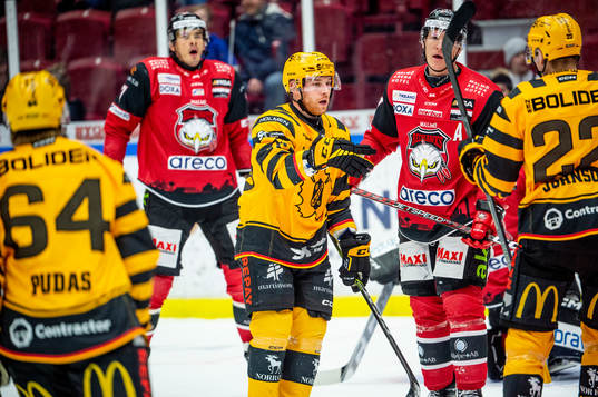 Skellefteås Filip Sandberg jublar med lagkamraterna