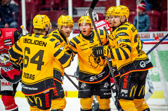 Skellefteås Filip Sandberg jublar med lagkamraterna