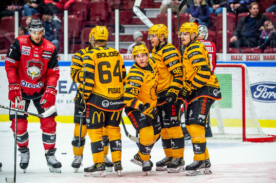 Skellefteås Filip Sandberg jublar med lagkamraterna