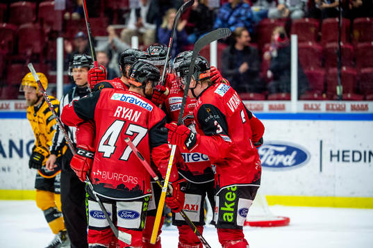 Malmö Redhawks Marcus Sylvegård jublar med lagkamraterna